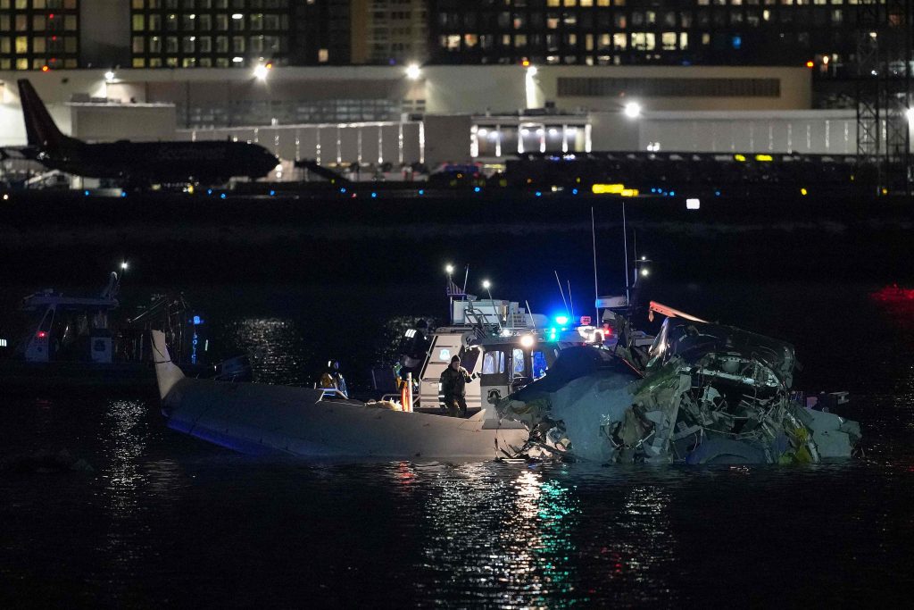 Avião com 64 pessoas se choca com helicóptero militar e cai em rio perto de Washington, nos EUA; vídeo