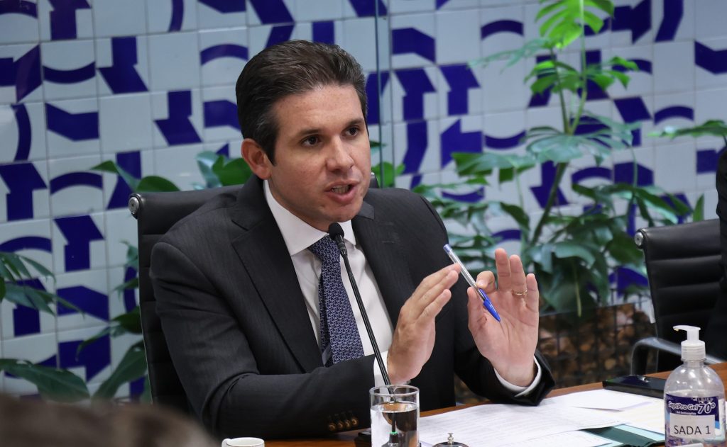 Embate entre MDB e União Brasil sobre relatoria do Orçamento trava definição sobre comissões da Câmara