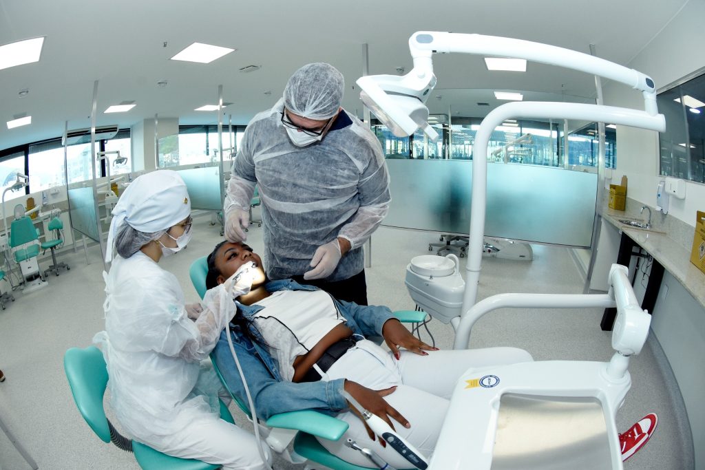 Universidade inaugura clínica odontológica popular na Tijuca