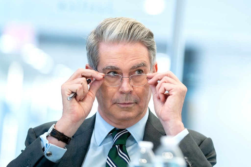 Secretário do Tesouro dos EUA diz que receita de tarifas pode chegar a US$ 600 bi ao ano e que dólar seguirá forte