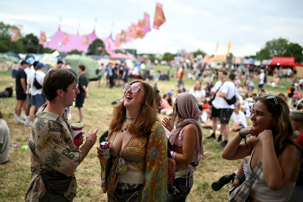 Glastonbury abre as portas em ano marcado por controvérsia envolvendo grupo de rap