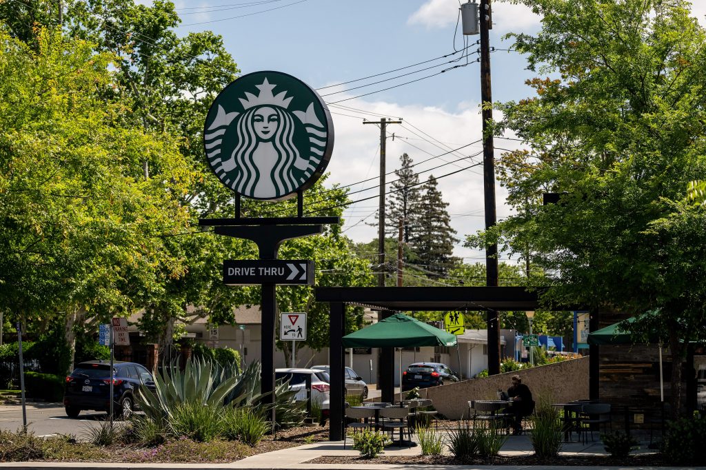 Starbucks diz que não está considerando a venda total de suas unidades na China