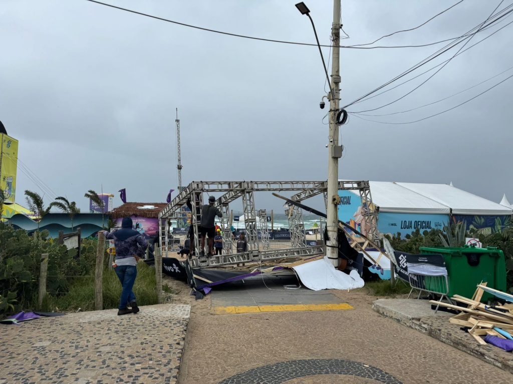 Ventos fortes derrubam portão principal de entrada da WSL em etapa do Mundial de Surfe em Saquarema