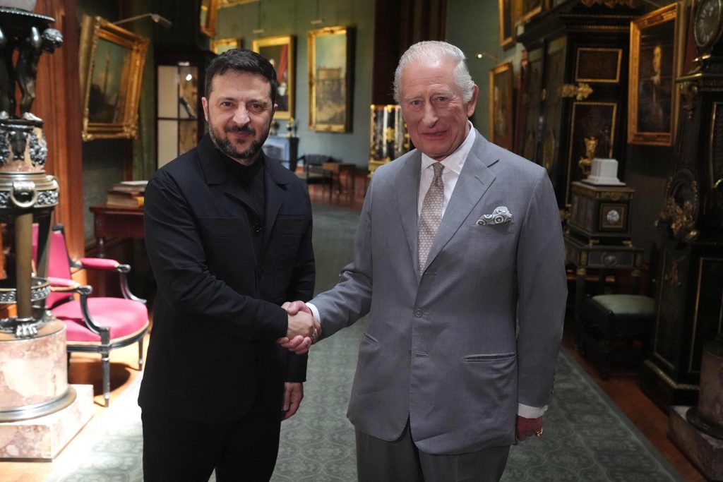 Zelensky encontra Charles III e firma acordo para coprodução industrial militar em viagem ao Reino Unido