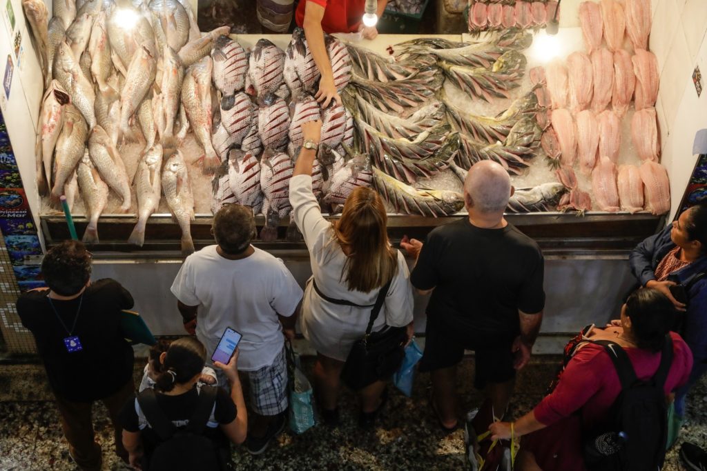 Setores afetados, como pescado e café, buscam novos mercados para driblar tarifaço