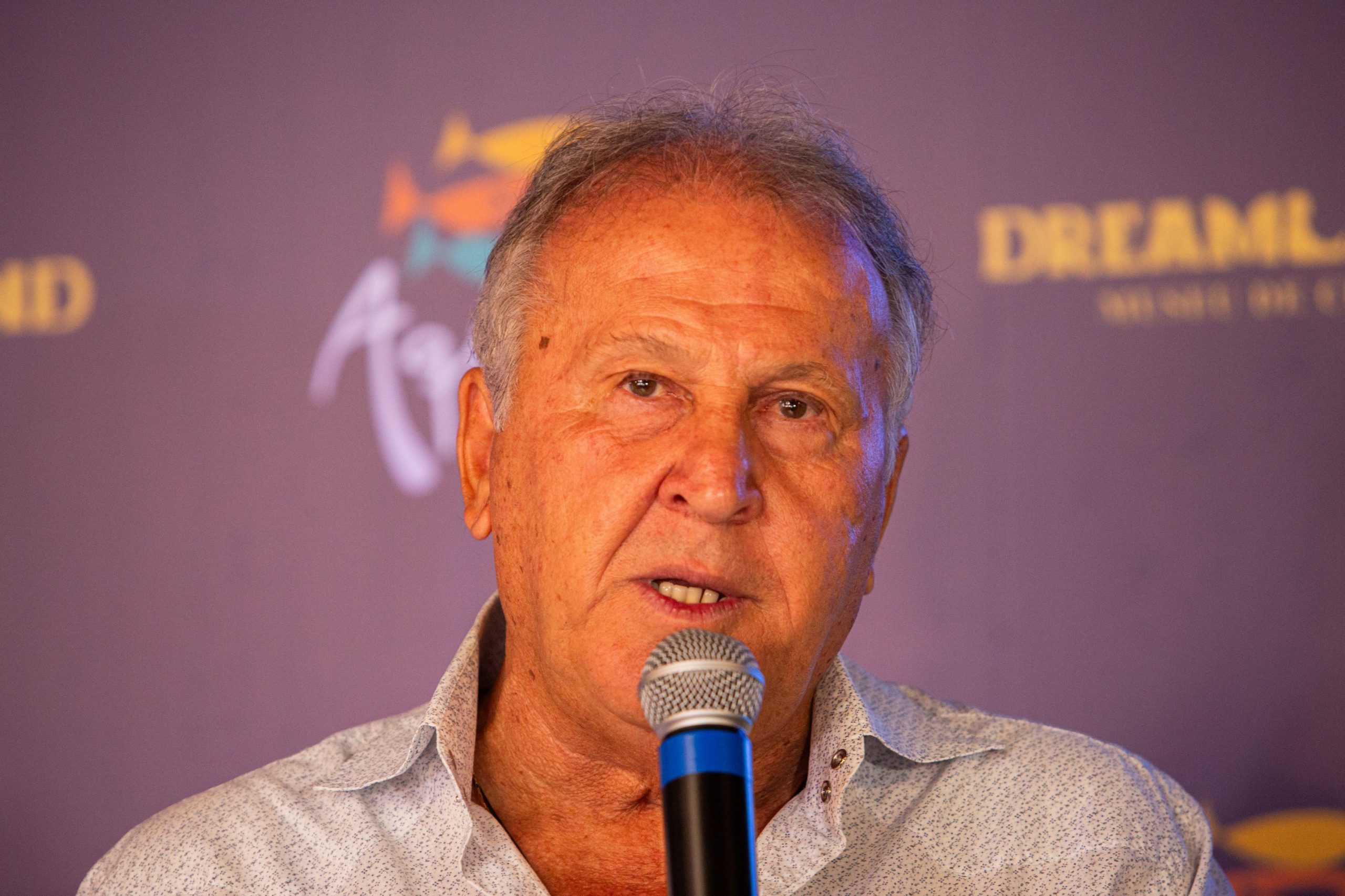 Zico realiza autógrafos em lançamento de livro na Gávea