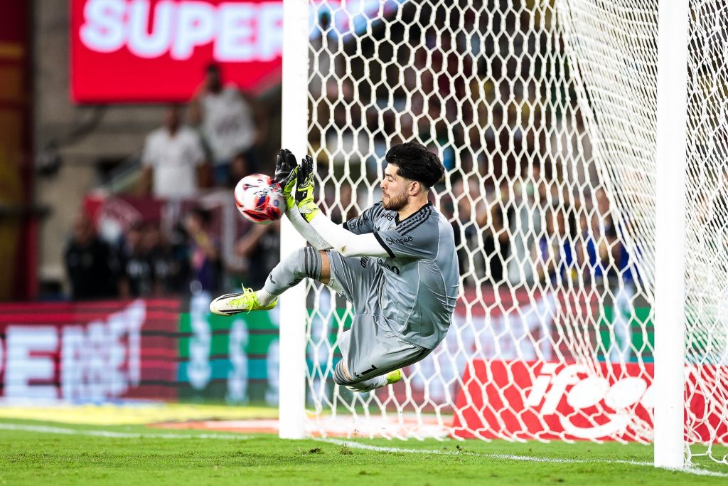 "Rossi do Flamengo lidera ranking no aproveitamento de pênaltis, superando Fábio, Hugo Souza e Léo Jardim: Análise detalhada"