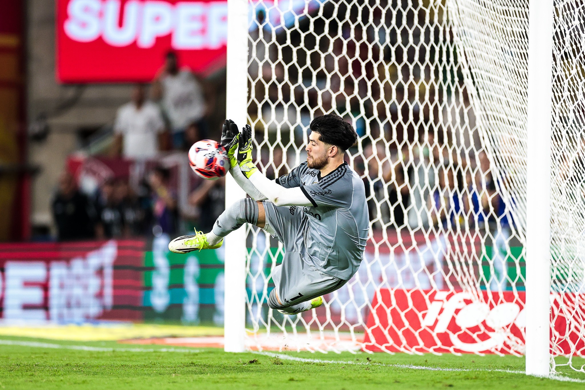 "Rossi do Flamengo lidera ranking no aproveitamento de pênaltis, superando Fábio, Hugo Souza e Léo Jardim: Análise detalhada"