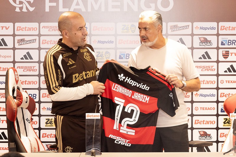 Aqui vão várias opções de título, com tom neutral/jornerístico e alguns mais chamativos. Diga se prefere um tom específico (mais curto, mais SEO, etc.) que eu ajusto. - Leonardo Jardim no Flamengo: alívio para Boto e adiamento de mudanças envolvendo BAP - Com Jardim no Flamengo, Boto ganha fôlego e alterações na gestão de BAP ficam para depois - Jardim chega ao Flamengo e mantém Boto em evidência, atrasando mudanças ligadas a BAP - Flamengo sob Jardim: fôlego para Boto e pausa nas mudanças da diretoria de BAP - Aposta em Leonardo Jardim dá fôlego a Boto e empurra mudanças de BAP para o futuro - Leonardo Jardim, título do Flamengo e a sobrevida de Boto atrasando alterações em BAP - Jardim no comando do Flamengo: Boto respira e mudanças envolvendo BAP ficam em espera - Flamengo, Jardim e Boto: uma combinação que prolonga a trajetória de Boto e adia mudanças de BAP