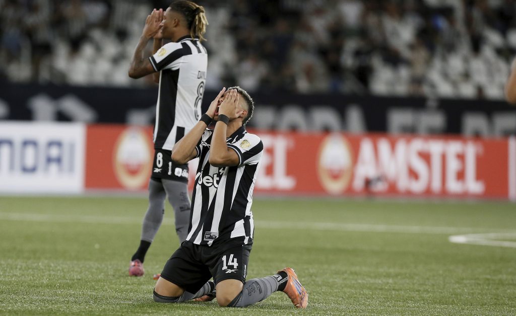 Aqui vão algumas opções de título. Escolha o tom que preferir (mais formal, chamativo, curto, etc.): - Botafogo é eliminado da pré-Libertadores após derrota para Barcelona de Guayaquil no Nilton Santos - No Nilton Santos, Barcelona de Guayaquil vence e elimina o Botafogo da pré-Libertadores - Botafogo perde para Barcelona de Guayaquil no Nilton Santos e dá adeus à pré-Libertadores - Barcelona de Guayaquil vence no Nilton Santos e tira Botafogo da pré-Libertadores - Adeus à pré-Libertadores: Botafogo perde em casa para Barcelona de Guayaquil Quer que eu ajuste o tom (mais curto, mais SEO, ou mais dramático)?