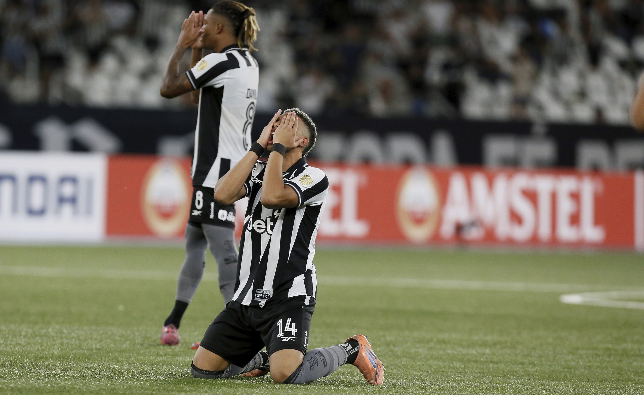 Aqui vão algumas opções de título. Escolha o tom que preferir (mais formal, chamativo, curto, etc.): - Botafogo é eliminado da pré-Libertadores após derrota para Barcelona de Guayaquil no Nilton Santos - No Nilton Santos, Barcelona de Guayaquil vence e elimina o Botafogo da pré-Libertadores - Botafogo perde para Barcelona de Guayaquil no Nilton Santos e dá adeus à pré-Libertadores - Barcelona de Guayaquil vence no Nilton Santos e tira Botafogo da pré-Libertadores - Adeus à pré-Libertadores: Botafogo perde em casa para Barcelona de Guayaquil Quer que eu ajuste o tom (mais curto, mais SEO, ou mais dramático)?