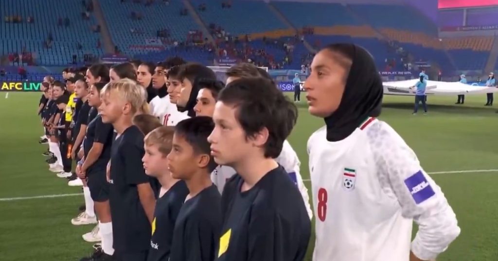 Aqui vão algumas opções de título: - Duas jogadoras iranianas da seleção feminina pedem asilo na Austrália - Seleção feminina do Irã: mais duas atletas solicitam asilo na Austrália - Irã: duas jogadoras da seleção feminina buscam refúgio na Austrália - Mais duas jogadoras da seleção feminina iraniana recorrem à asilo na Austrália - Jogadoras da seleção feminina do Irã buscam asilo na Austrália - Novas jogadoras da seleção feminina iraniana pedem asilo na Austrália Se quiser um tom específico (mais formal, mais chamativo, curto para redes, etc.), posso ajustar.