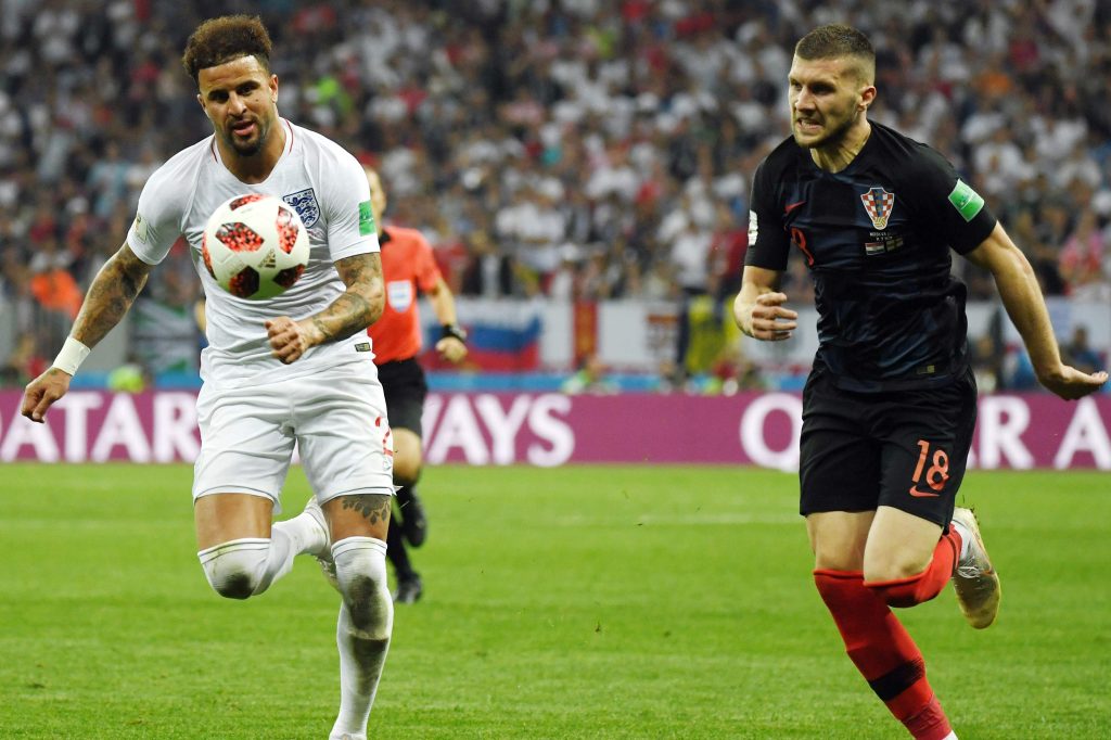 Aqui vão várias opções de título. Diga qual estilo prefere (mais formal, mais curto, mais chamativo) se quiser que eu ajuste: - Aposentadoria anunciada: lateral multicampeão pelo Manchester City deixa a seleção inglesa - Fim de uma era: lateral do Manchester City se despede da Inglaterra - Lateral campeão pelo City encerra ciclo pela seleção inglesa - Despedida da seleção: lateral do Manchester City se aposenta - Lateral multicampeão do Manchester City encerra trajetória pela Inglaterra - O adeus à Inglaterra: lateral campeão do City anuncia aposentadoria - Lateral do City se afasta da seleção inglesa após anos de conquistas - Desfecho na carreira internacional: lateral do Manchester City se aposenta da Inglaterra - Aposentadoria na Inglaterra: lateral que venceu títulos pelo City encerra a seleção - Lateral do City se retira da seleção inglesa: fim de uma era de títulos