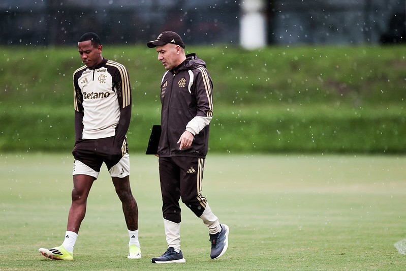 Aqui vão algumas opções de título: - Flamengo ajusta lista de atacantes para aprovação de Leonardo Jardim - Flamengo revisa alvo de ataque em busca da bênção de Leonardo Jardim - Flamengo monta nova relação de atacantes para aprovação de Leonardo Jardim - Sob o aval de Leonardo Jardim, Flamengo redefine sua lista de atacantes - Flamengo refaz plano de ataque com vistas à aprovação de Leonardo Jardim - Flamengo busca aprovação de Leonardo Jardim com nova lista de atacantes - Leonardo Jardim aprova ou não? Flamengo atualiza lista de atacantes - Flamengo redefine ofensiva para agradar Leonardo Jardim Se quiser, posso adaptar o tom (mais formal, mais chamativo, curto para SEO, etc.).