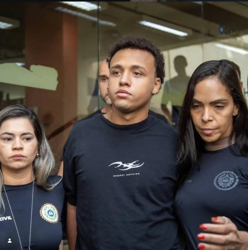 Suspeito de estupro coletivo se entrega à polícia com camiseta relacionada a Andrew Tate, influenciador acusado de crimes sexuais.