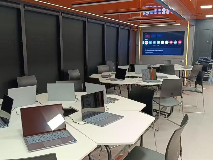 Senac RJ oferece 150 vagas gratuitas em cursos de IA, drones e games na Tijuca através da Escola Móvel de Tecnologia.