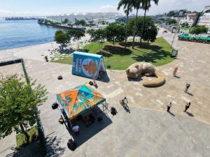 Intervenção com esculturas gigantes transforma a Praça Mauá em experiência imersiva sobre afeto e adoção de pets
