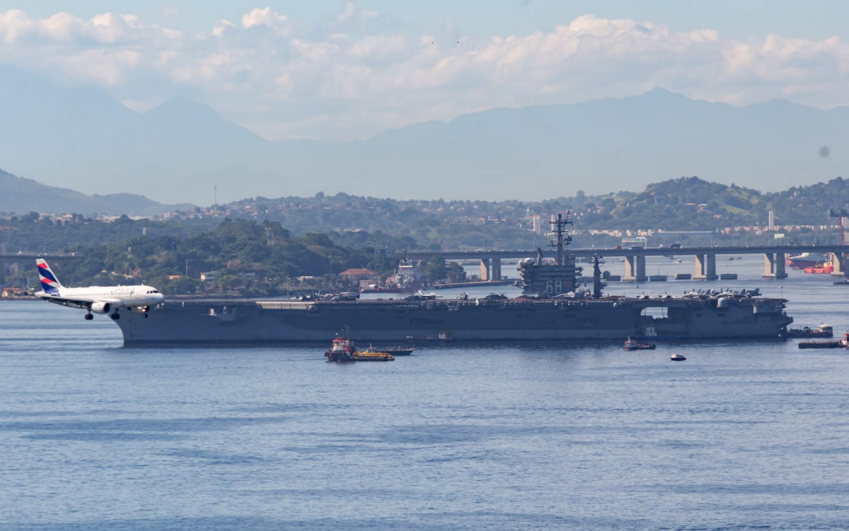 USS Nimitz chega ao Rio de Janeiro para colaborar com a Marinha Brasileira