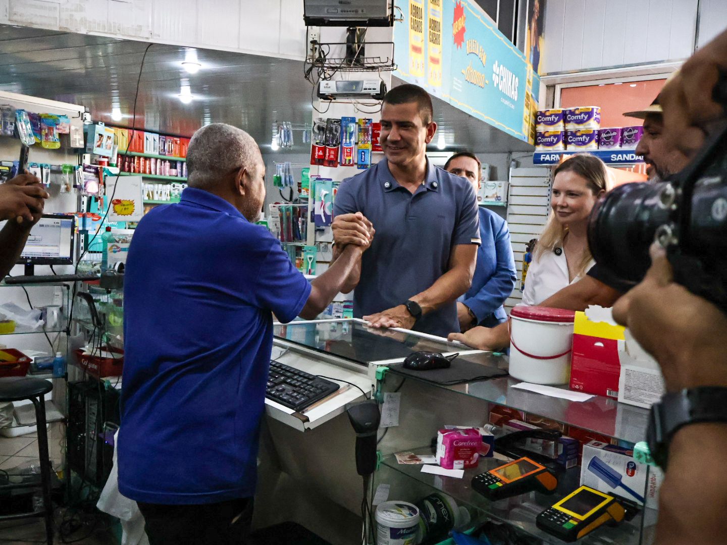 Douglas Ruas percorre ruas de Tanguá e confere projetos de recapeamento