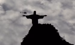 Moradores do Jardim Botânico criticam voos de helicóptero turísticos no Cristo por descumprimento de normas
