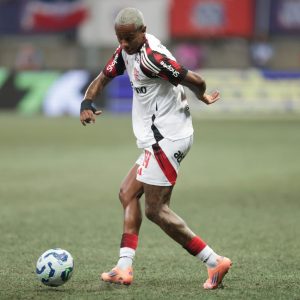 Diretoria do Flamengo estuda multar Wallace Yan após expulsão contra o Bahia
