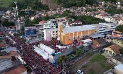 Quintino celebra São Jorge com espetáculo aéreo de 300 drones