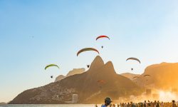 Paramotores agitam a orla do Rio durante o feriado do Rock in Rio