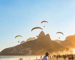 Paramotores agitam a orla do Rio durante o feriado do Rock in Rio