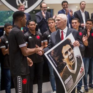 Vídeo antigo de Roberto Dinamite com Rayan viraliza: "Quero estar vivo vendo você fazendo gols pelo Vasco"