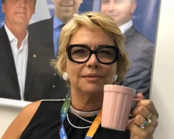 Flávio Bolsonaro avalia candidatura da mãe, Rogéria, ao Senado e intensifica pressão sobre Cláudio Castro