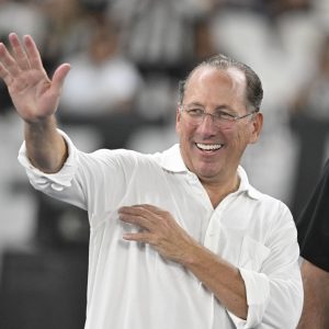 Textor diz que fica no Botafogo até morrer e descarta disputa com clube social: "Não somos o Vasco"