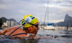 Patrícia Farias realiza travessia de 26 km na Baía de Guanabara e alerta para a poluição das águas