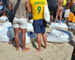 Sacos de areia transformam-se em luxuosos “camarotes” de R$ 100 durante apresentação de Shakira em Copacabana