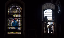 Restauração inovadora revitaliza vitrais centenários da Igreja da Candelária no Rio