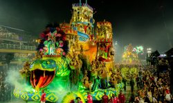 Mangueira comemora 98 anos com festa ao amanhecer, iniciativas sociais e Samba da Volta