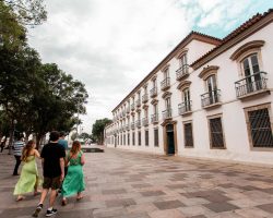 Festival gratuito no Praça XV traz Adriana Calcanhotto e Zeca Baleiro neste final de semana