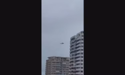 Assustados banhistas assistem Helicóptero perder altitude e voar rente ao mar na Barra; vídeo registrado