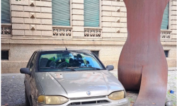 Veículo é estacionado sobre instalação artística no coração do Rio