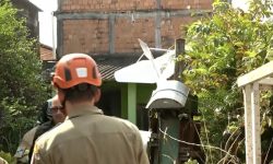 Avião leve despenca sobre residência em Nova Iguaçu, resultando na morte do piloto