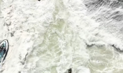 Imagens aéreas registram salvamento de pilotos de jet ski pegos de surpresa por forte ressaca na Barra da Tijuca
