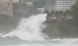 Mar agitado: ondas de até 3 metros chegam à costa fluminense